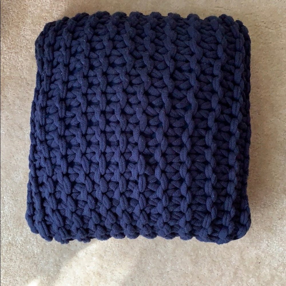 Throw pillows - Picture 3 of 4